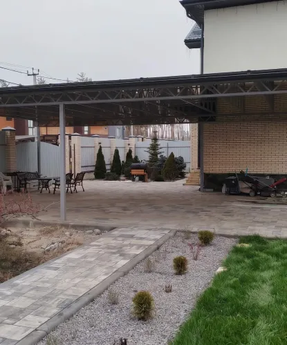 Автомобильный навес на металлокаркасе с крышей из поликарбоната для вашего дома