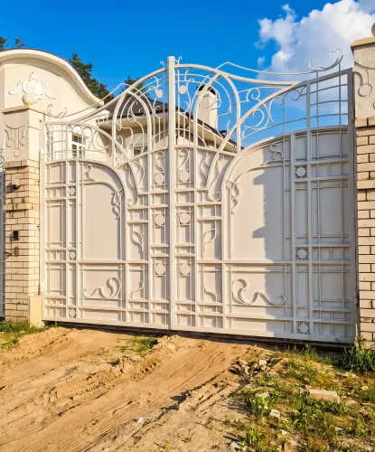 Кованные ворота и калитка с элементами художественной ковки